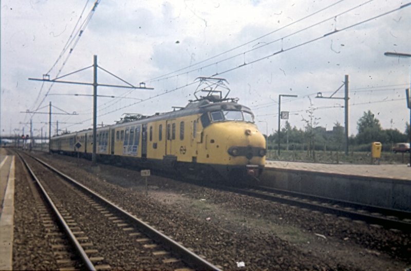 1985 fuhren die  Hundekpfe  auch noch hochwertigen Verkehr. Hier zu sehen im damals vllig neu errichteten Amsterdamer Vorortbahnhof Slotjerdijk. Heutzutage ist die gesamte Umgebung vllig bebaut. Inzwischen hat man den Bahnhof noch zustzlich fr die U-Bahn erweitert.