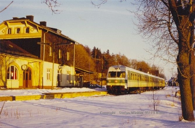 1987 war auf der nahezu 100 Jahre alten Bahn von Hof nach Bad Steben ein 614 im Newlook unterwegs. Hier in der Wintersonne im Endbahnhof. Auch schon wieder historisch, sowohl der 614er Einsatz als auch die Farbgebung.... Abdruckerlaubnis wie immer bei mir!