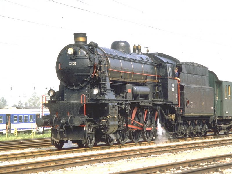 1987,150 Jahre Eisenbahn in sterreich.B&B Lok 33.132 an der Parade in Strasshof/N (Archiv P.Walter)