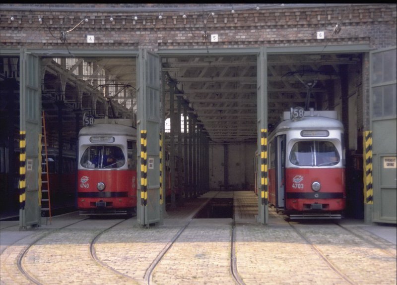 1987,2 Zge der Linie 58 in einem Wiener Strassenbahndepot
(Archiv P.Walter)