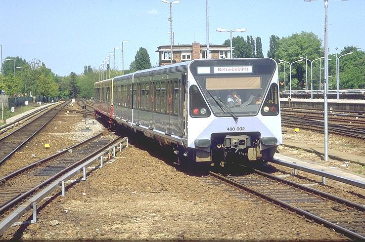 1987,Halbzug des Prototyp BR 480 der BVG mit neuer (Versuchs)Farbgebung auf Betriebsfahrt beim Bahnhof Wannsee.Diese Serie wurde nicht weitergebaut.(Archiv P.Walter)