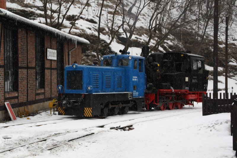 199 008-4 (V 10C) schleppt das  Meppl  99 4511 am 31.01.09 von der Fahrzeuhalle zum Lokschuppen in Jhstadt.