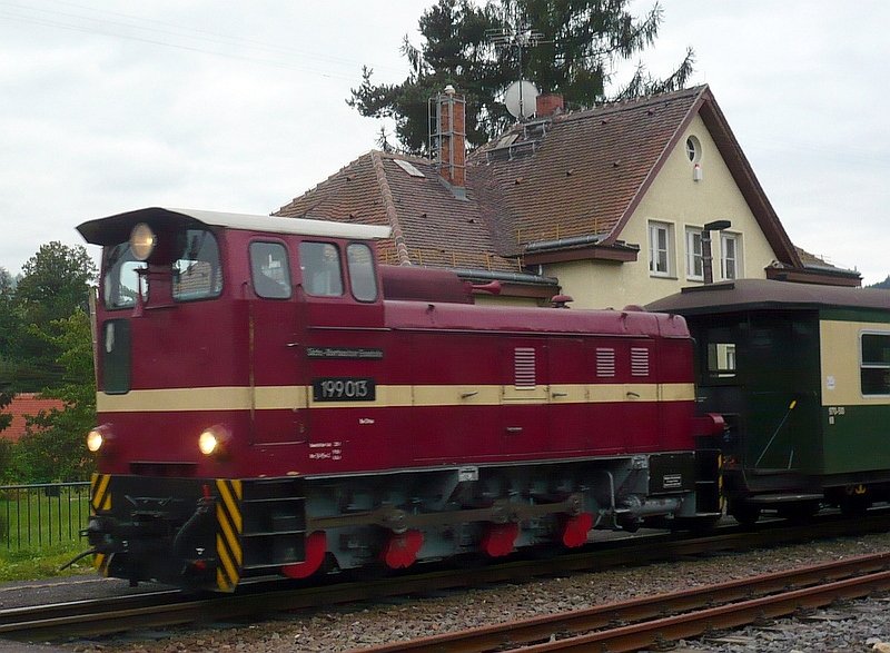199 013 am 20.09.2008 in der Station Olbersdorf Oberdorf, im Hintergrund das frhere Bahnhofsgebude.