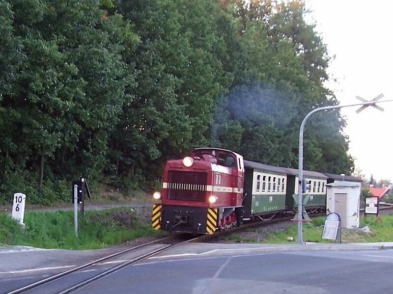 199 013 mit Drei-Wagen-Personenzug am 17.09.2006 vor dem Straenbergang zwischen Kurort Oybin Niederdorf und Teufelsmhle auf der Fahrt nach Kurort Oybin.