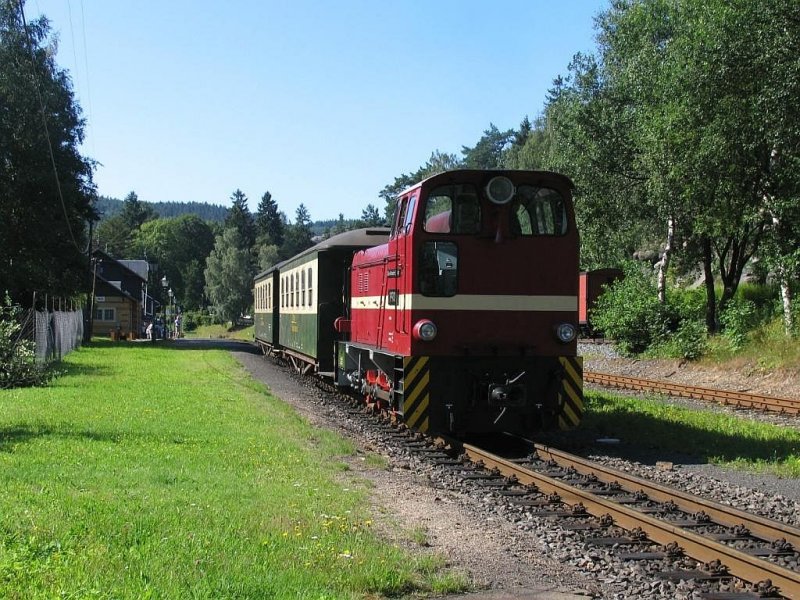 199 013 (Schsichs-Oberlausitzer Eisenbahngesellschaft mBh) mit Zug 701 Kurort Oybin-Bertsdorf auf Bahnhof Kurort Oybin (14-7-2007).
