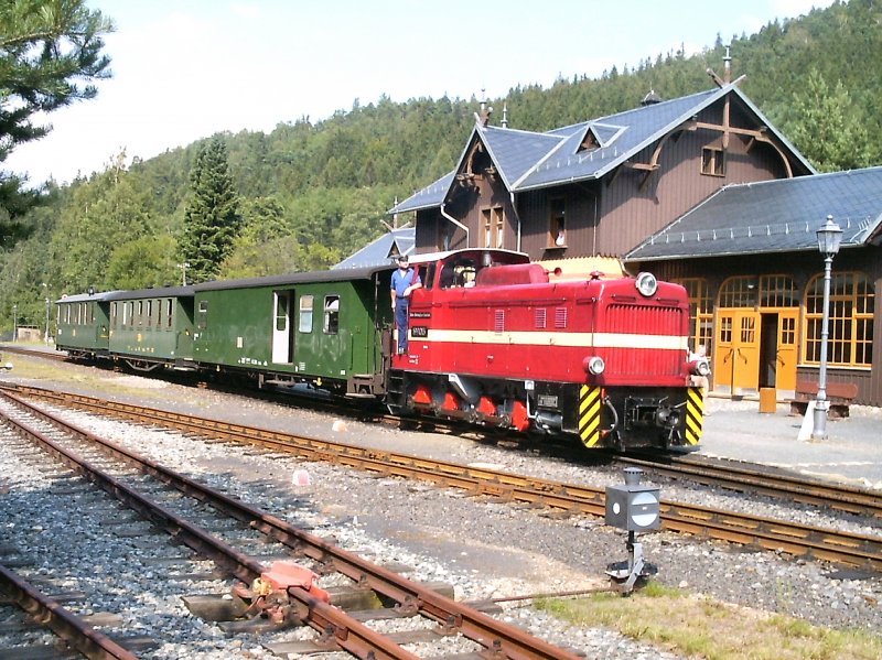 199 013 (Schmalspur-Diesellokomootive) mit ihrem Sonderzug in Bhf. Kurort Oybin, Sommer 2005