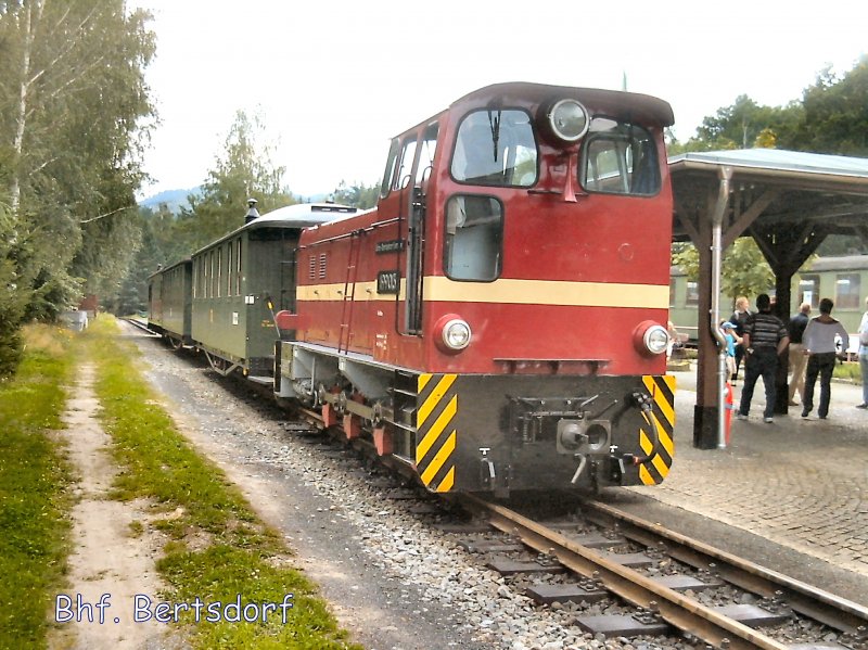 199 013  vor Zug mit hist. Wagen, Sonderfahrt von Oybin nach Zittau, 2005