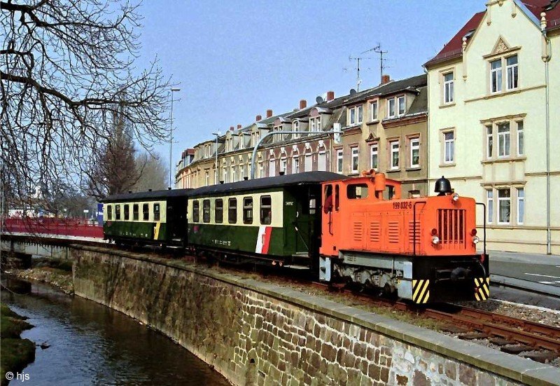 199 032 mit Zug 102 in Oschatz (27. Mrz 2003)