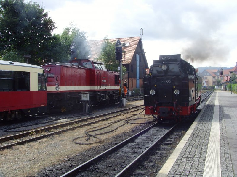 199 861-6 rangiert den  Wittenberger  Triebwagen (187 015-3) in Wernigerode, whrend 99 222 gerade an ihren Zug in Richtung Brocken fhrt. 25.08.2008