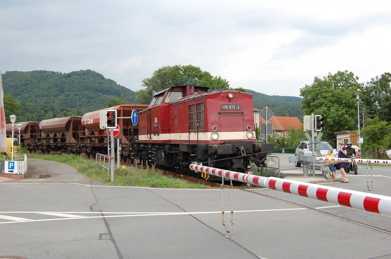 199 872-3 mit Kalkwagen fhrt durch Ilfeld ins nahe gelegene Kalkwerk. Juli 2008
