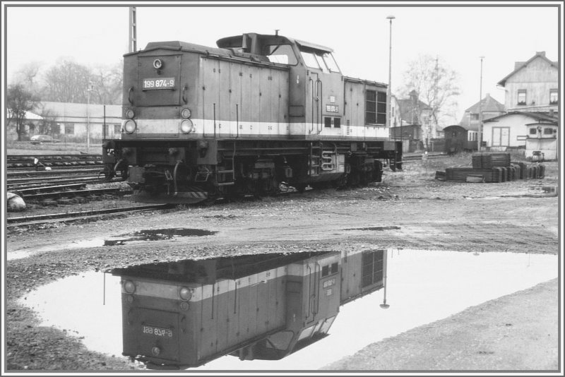 199 874-9 der HSB ruht sich aus und spiegelt sich in einer der damals zahlreichen Pf�tzen auf dem Bahngel�nde der Schmalspurbahn in Gernrode. (Archiv 12/94)