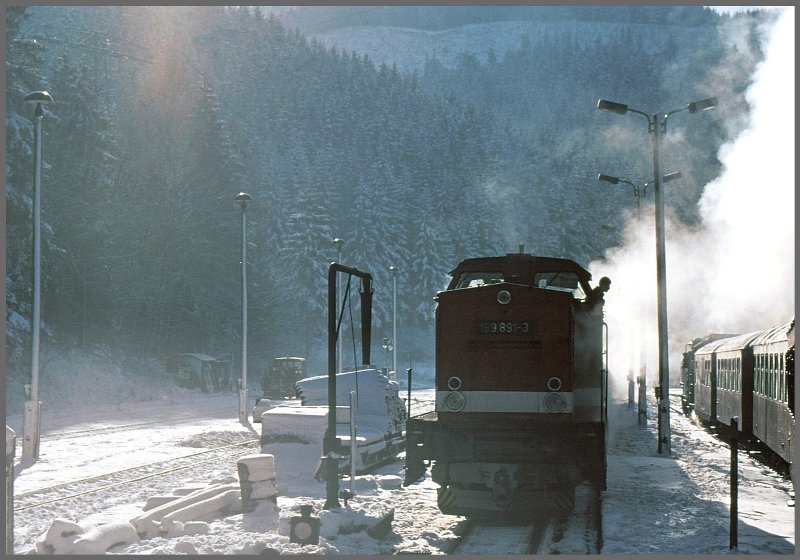 199 891-3 kreuzt uns in Eisfelder Talmhle an einem kalten Dezembermorgen. (Archiv 10/2008)