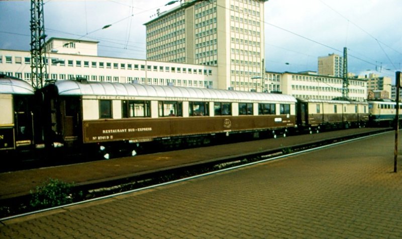 1990 auf Gleis 4 in Frankfurt(M) Ost. Mehrere Pullmann-Wagen werden   
zusammengestellt zum Orientexpress. Zugmaschinen sind V 200 und 01.5
