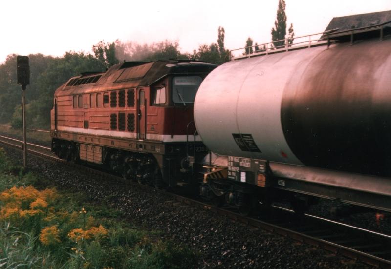 1991 eine 230 mit einem Kesselwagenzug von Wustemark Rbf auf dem ehemaligen Transitgleis unterwegs nach Berlin.
