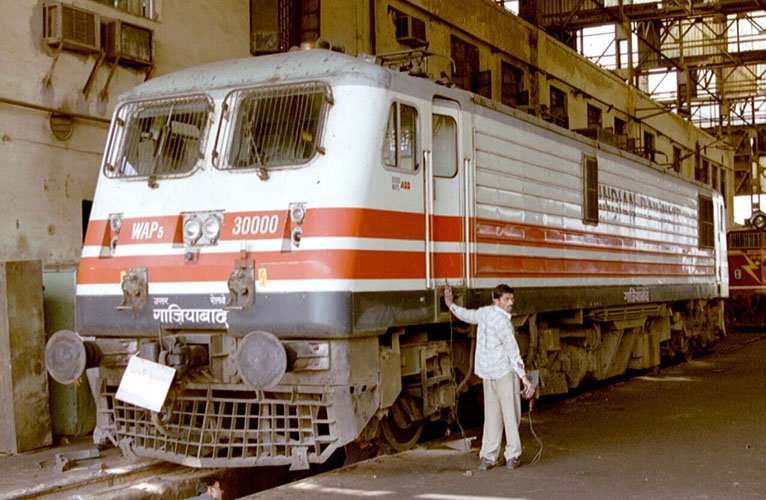 1992 erhielt ABB Verkehrssysteme (Schweiz) den Vertrag ber die Lieferung von 11 WAP-5 Loks inklusive Technologietransfer an CLW zur Produktion von weiteren Loks. Alle Loks wurden in der Schweiz gebaut und fertig montiert nach Indien gesandt. Drei weitere WAP-5 wurden von CLW gebaut.