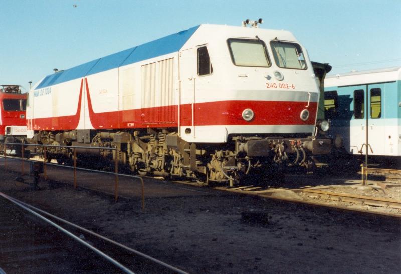1994 konnte das Fahrzeugwerk Chemnitz an der Emilienstrae auf 125 Existenz zurckblicken. Aus diesem Anlass fand eine Fahrzeugausstellung statt. Mit dabei war die 240 002-6  Westerland  von MaK. Die Aufnahme entstand am 25.06.1994.