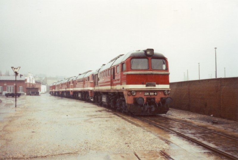 1994 wurden diese 220er nach Litauen als aufbauhilfe abgegeben.Der Lokzug kurz vor der Reise nach Mukran