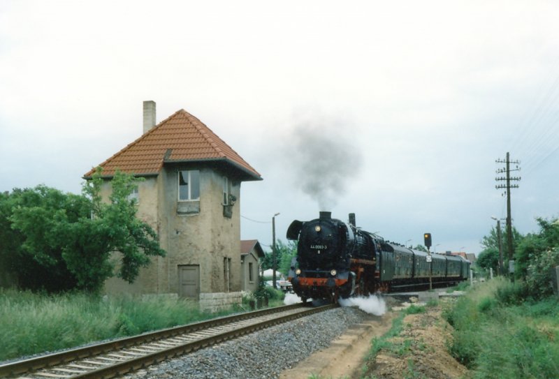 1996 feierte man das Streckenjubilum 150 Jahre Halle-Erfurt. Dabei wurden mangels Streckenkapazitt Planzge zwischen Weienfels und Zeitz durch Dampfbespannte Zge ersetzt. Hier 44 0093 mit dem Erfurter Traditionszug bei der Abfahrt in Langendorf.(Fotoscan)