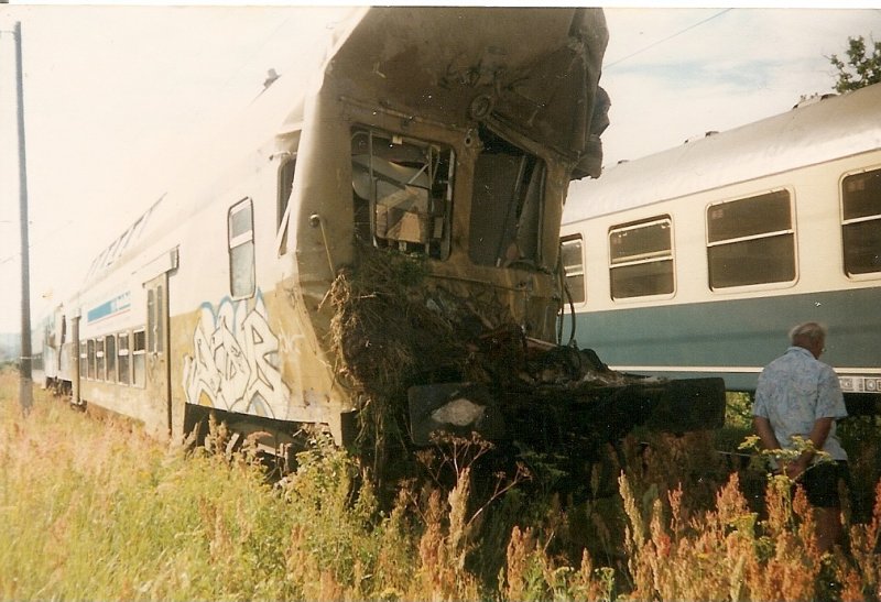 1996 kam es an einem unbeschrankten B vor Binz zu einem Zusammensto zwischen einer RB und einem LKW.Bis auf dem LKW-Fahrer der verletzt wurde gab es keine weitere Verletzte.Das Opfer der Steuerwagen stand dann einige Tage in Binz abgestellt.Inzwischen ist der unbeschrankte B jetzt elektrisch gesichert.