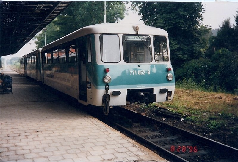 1996 war der Bahnhof Seebad Ahlbeck noch Endbahnhof und die UBB betrieb die Strecke mit Ferkeltaxen.Am 28.08.1996 steht 771 052 im Bahnhof Seebad Ahlbeck. 