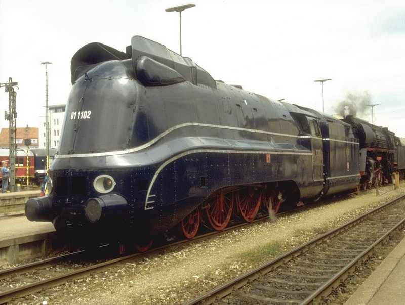 1996,Stromlinien Dampflok 01 1102 in Friedrichshafen,dahinter Lok 01 519 (Archiv P.Walter)
