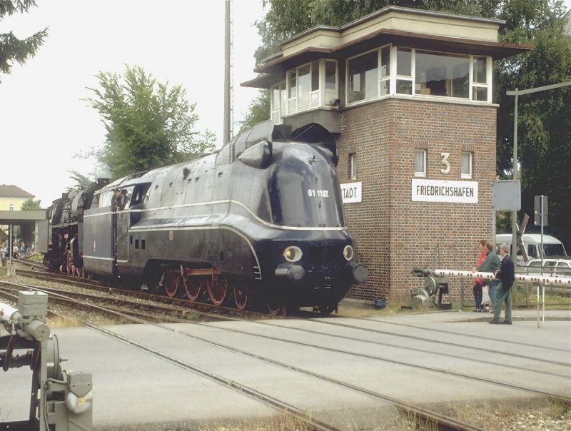 1996,Stromlinienlok 01 1102 beim Stellwerk in Friedrichshafen vor der 01 519(Archiv P.Walter)