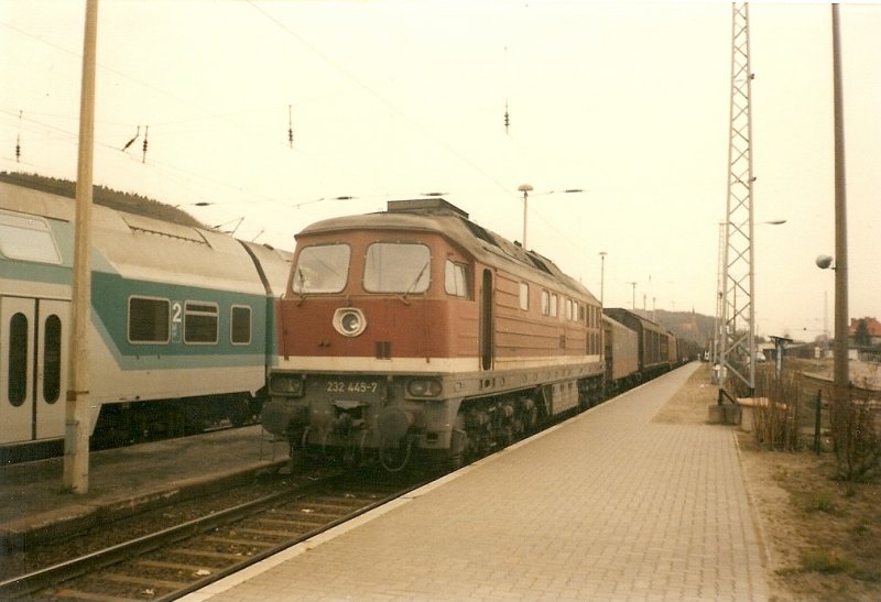 1997 herrschte auf den Bahnhof Sassnitz noch Hochbetrieb.Lok 232 445 mit einem TEEM auf dem Weg zum Fhrhafen.