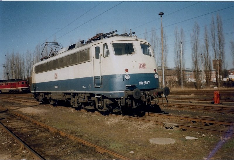 1997 waren ehmalige DB-Loks was Besonders wenn Diese in ostdeutsche Bw`s kammen.Im Mrz 1997 war es die Hamburger 110 359 als Sie ins Bw Rostock kam.