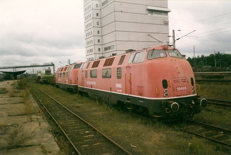 1998 kammen die V200 017 und V200 077 aus der Schweiz wieder zurck nach Deutschland.Hier stehen beide Loks noch mit ihrer schweizer Bezeichnung Am 4/4 18465 und Am 4/4 18467 in Seddin