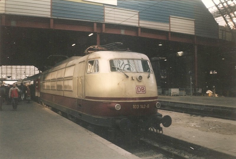 1998 waren die Umbaumanahmen im Leipziger Hbf noch nicht abgeschlossen.103 142 steht am 05.02.1998 noch am Bahnsteig um dann nach der Ausfahrt des InterCitys ins Bw Leipzig West zufahren.