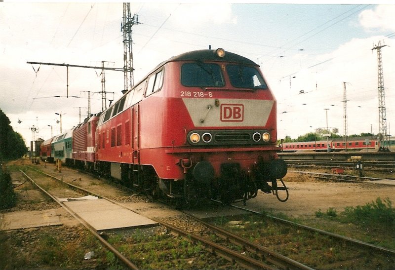 1999 bekam der Bh Rostock einige 218ziger in seinen Bestand.Im Juni fanden mit der Baureihe auch Testfahrten nach Rgen statt.Nach ihrer Testfahrt mit einer Regionalbahn von Sassnitz stand die 218 218 abgestellt in Stralsund.