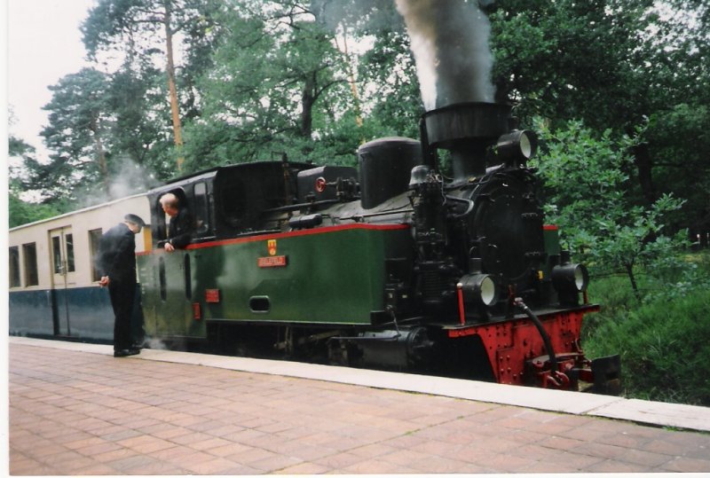 1999 drehte noch die Lok Bielefeld in der Wuhlheide ihre Runden. Jetzt ist sie wieder auf der Dampflkeinbahn Mhlensroth unterwegs. Das bild zeigt die Lok im Oktober im Bahnhof Eigestell.