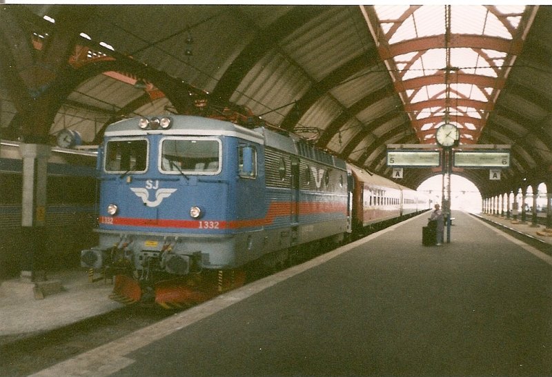 1999 fuhr noch ein DB-Zug bis nach Malm.Hier ist der Zug aus Deutschland mit der Rc6 1332 bei der Ankunft in Malm Central.Heute gibt es die Verbindung immer noch aber der Zug wird von einem Privatunternehmen gefahren.