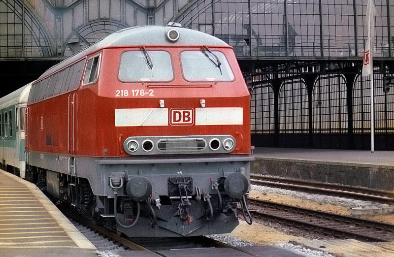 1999 Lbeck Hbf. Die 218178 im neuen Lack, vor einem
Regionalzug nach HL-Travemnde. 