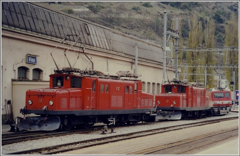 1999 prsentieren sich die umgebauten HGe 4/4 I 11 und 12 neben einer neuen HGe 4/4 II vor dem Depot in Visp. (Archiv 05/99)