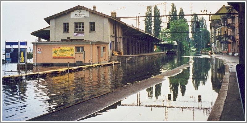 1999 stand in Rorschacvh Hafen noch der Gterschuppen und das Ladegeleise 3 war noch vorhanden. Heute gibts hier noch zwei Durchgangsgeleise und an Stelle des Schuppens ein zur Zeit mehr oder weniger leerer Platz, zum Teil belegt durch Autos. (Pfingsten 1999)