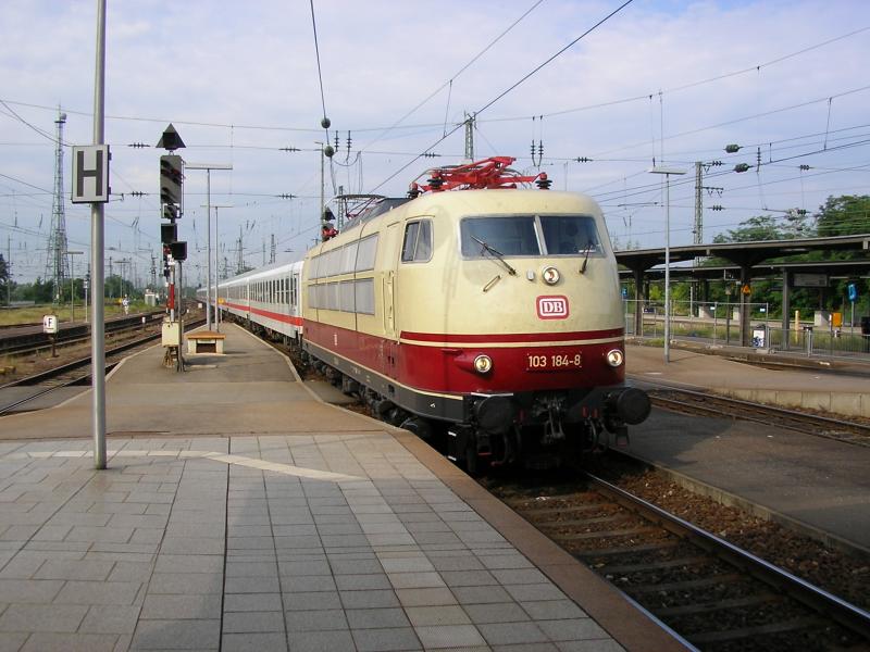 19.August 2005, Karlsruhe, der Lack sitzt: 103-187 fhrt den WJT-Sonderzug 7 (D 2949) von Basel nach Dortmund in den Hauptbahnhof.