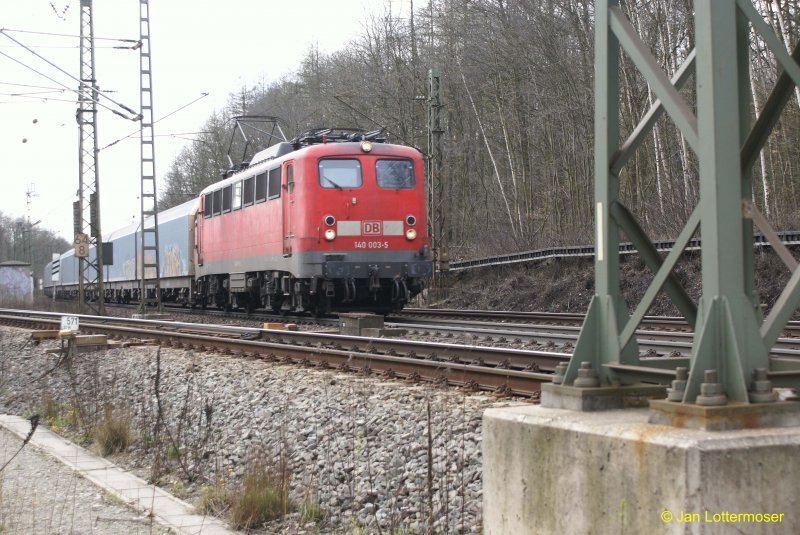1.April 2008: Br 140 003-5 anscheinend mit einem Autozug. 