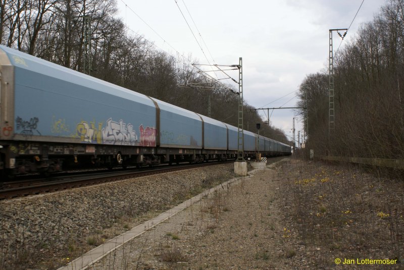 1.April 2008: Ein mir noch nicht bekannter Autotransport-Waggon.
Der Waggon besteht aus 5 Br�cken und 6 Drehgestellen. Die �berg�nge sind wetterfest verbunden. Die Waggons k�nnen durch Tore und kurze �bergangsst�cke miteinander verbunden werden, damit der komplette Zug durchfahren werden kann.