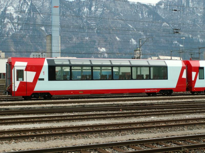 1.Klasse Panoramawagen des Glacierexpress.Das neue Rollmaterial ist in der Testphase und noch nicht im Regeldienst eingesetzt.Landquart 21.02.06