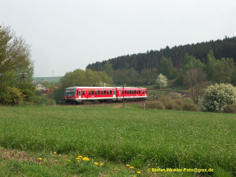 1.Mai 2009 in der Ortlage Köditz bei Hof. Ein 628 kam gerade die schlängelnde Streckenführung vom Silberberg herunter und wird in 250 Meter den HP Köditz erreichen. Die Natür zeigt sich von der schönsten Seite....