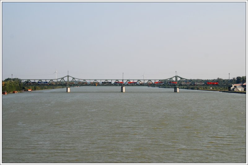 1X16 mit einem Gterzug am 19.9.2009 bei der Querung der Donau kurz vor der Durchfahrt der S-Bahnstation Praterkai in Wien.