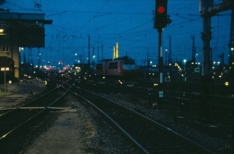 2 103er im Vorfeld des Leipziger Hauptbahnhofs warten auf Ihren nchsten Einsatz. Hinweis: eingescanntes Dia