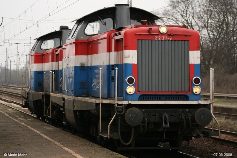 2 212er der PEG haben in Priort vor kurzem von einem Gterzug abgekuppelt die weitere Leistung bernimmt 145 030-3.