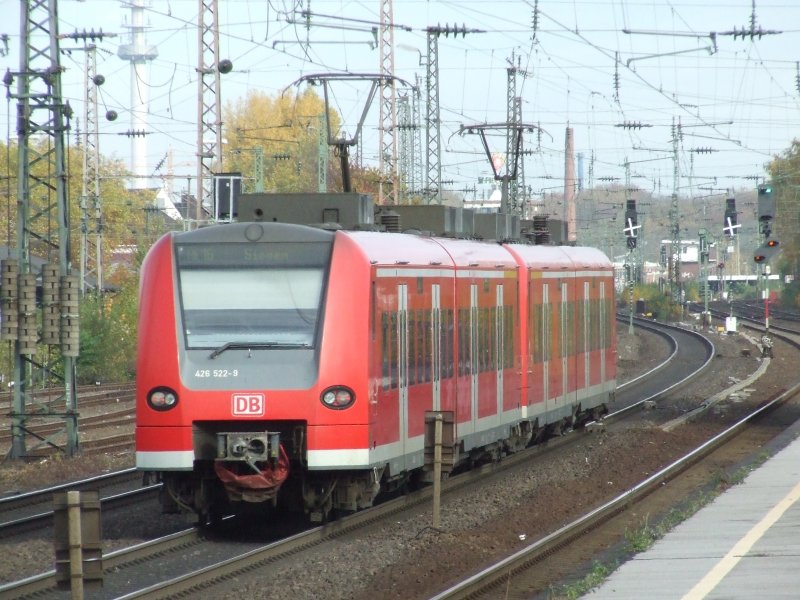 2 426er, die als RE 16 nach Siegen unterwegs sind passieren BO-Ehrenfeld am 31.10.2007
