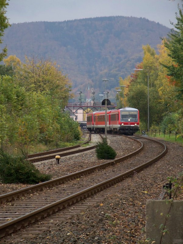 2 628/928 von Hannover Nach Halle Saale (bis Ilsenburg dann SEV)fahren aus dem Bahnhof Bad Harzburg (18.10.2007)