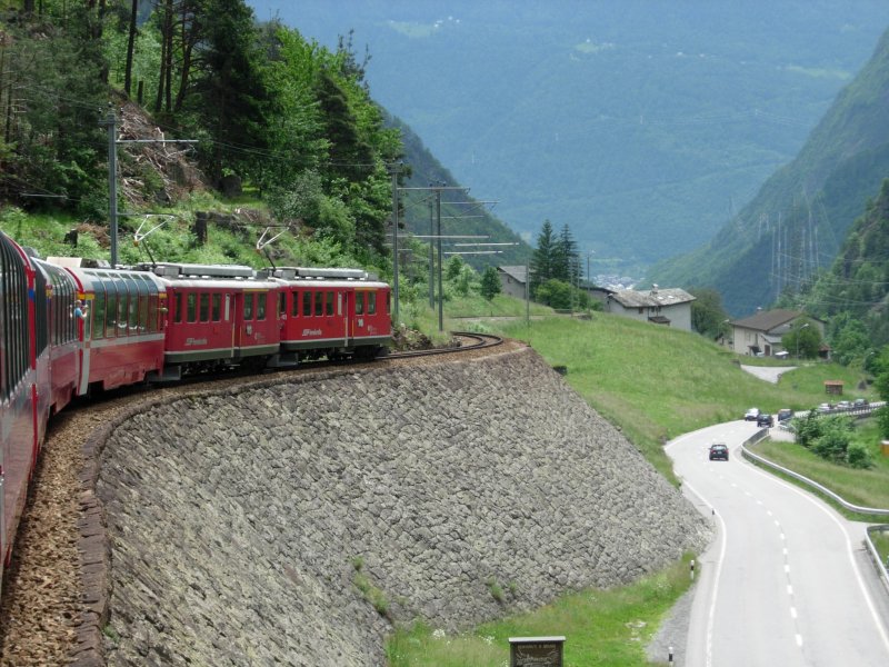 2 ABe 4/4 II ziehen den BerninaExpress Chur/St. Moritz nach Tirano. Hier bei der abfahrt kurz vor Brusio. Am 01.06.08 