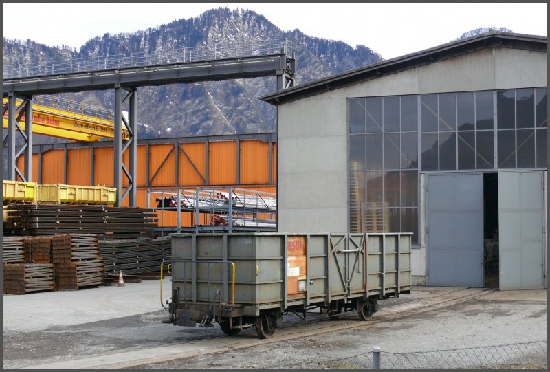 2-achsiger Gterwagen auf einem Dreischienengleis beim Materiallager der RhB in Landquart. 21.11.2007
