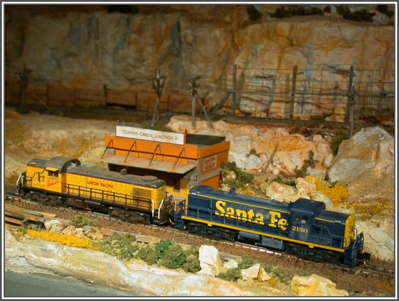 2 ALCO Rs 3 der UP und Santa Fe in Copper Creek Junction. (09.12.2007)Modell:Atlas