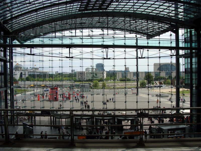 2. Bahnbildertreffen Berlin - 11.07.2009 - Hauptbahnhof Berlin. Blick von innen auf den Vorplatz zum Haupteingang